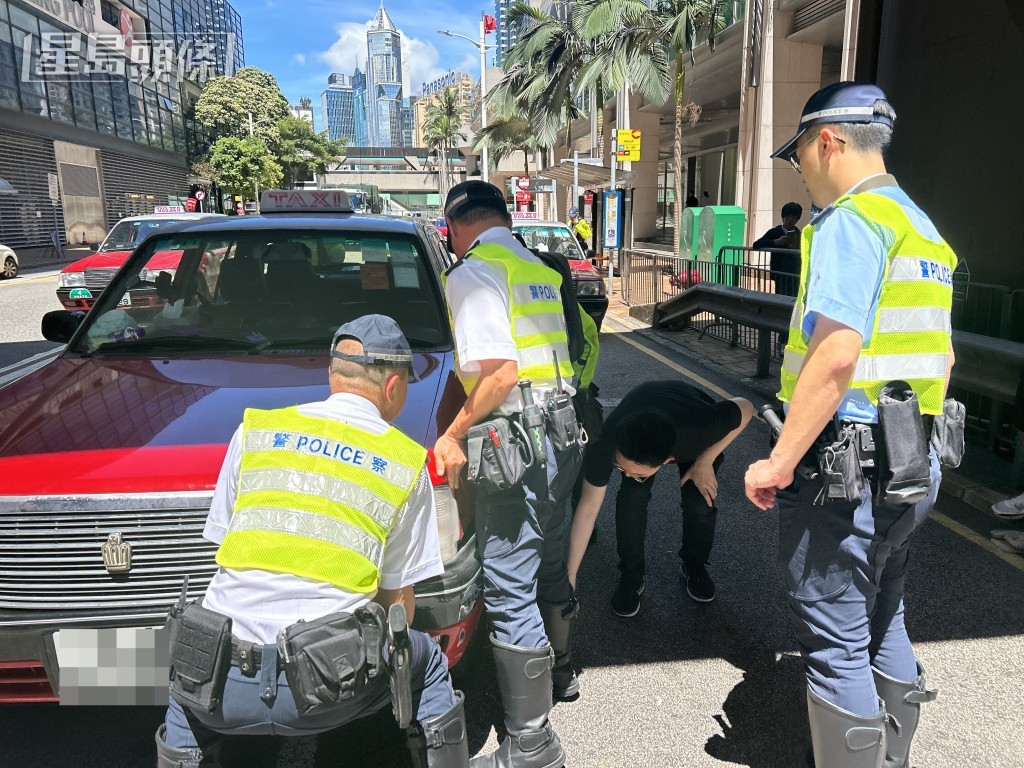 警員調查事件原因。 警員調查事件原因。