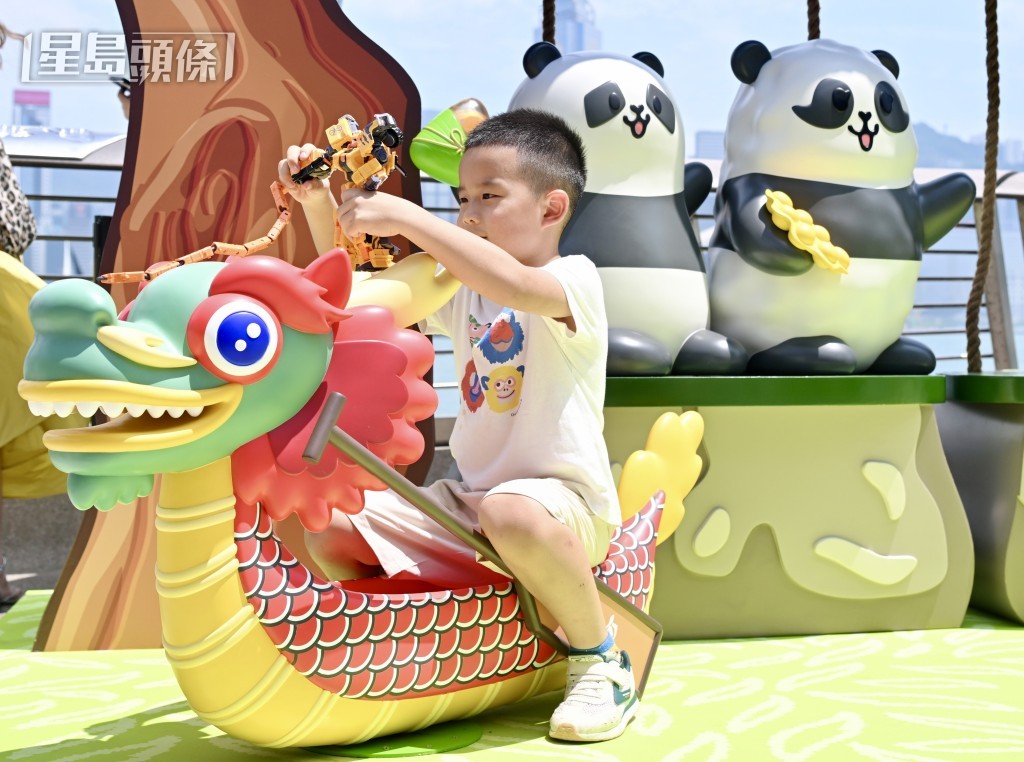 小朋友玩得不亦樂乎。劉駿軒攝 小朋友玩得不亦樂乎。劉駿軒攝