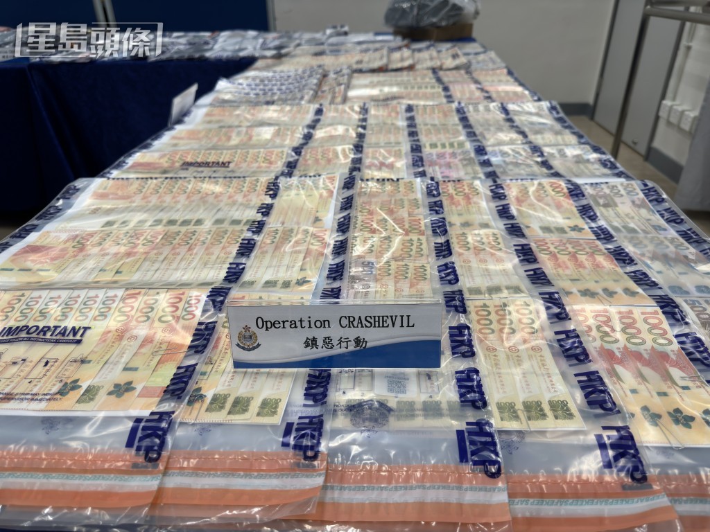 警方檢獲約81萬現金。梁國峰攝 警方檢獲約81萬現金。梁國峰攝
