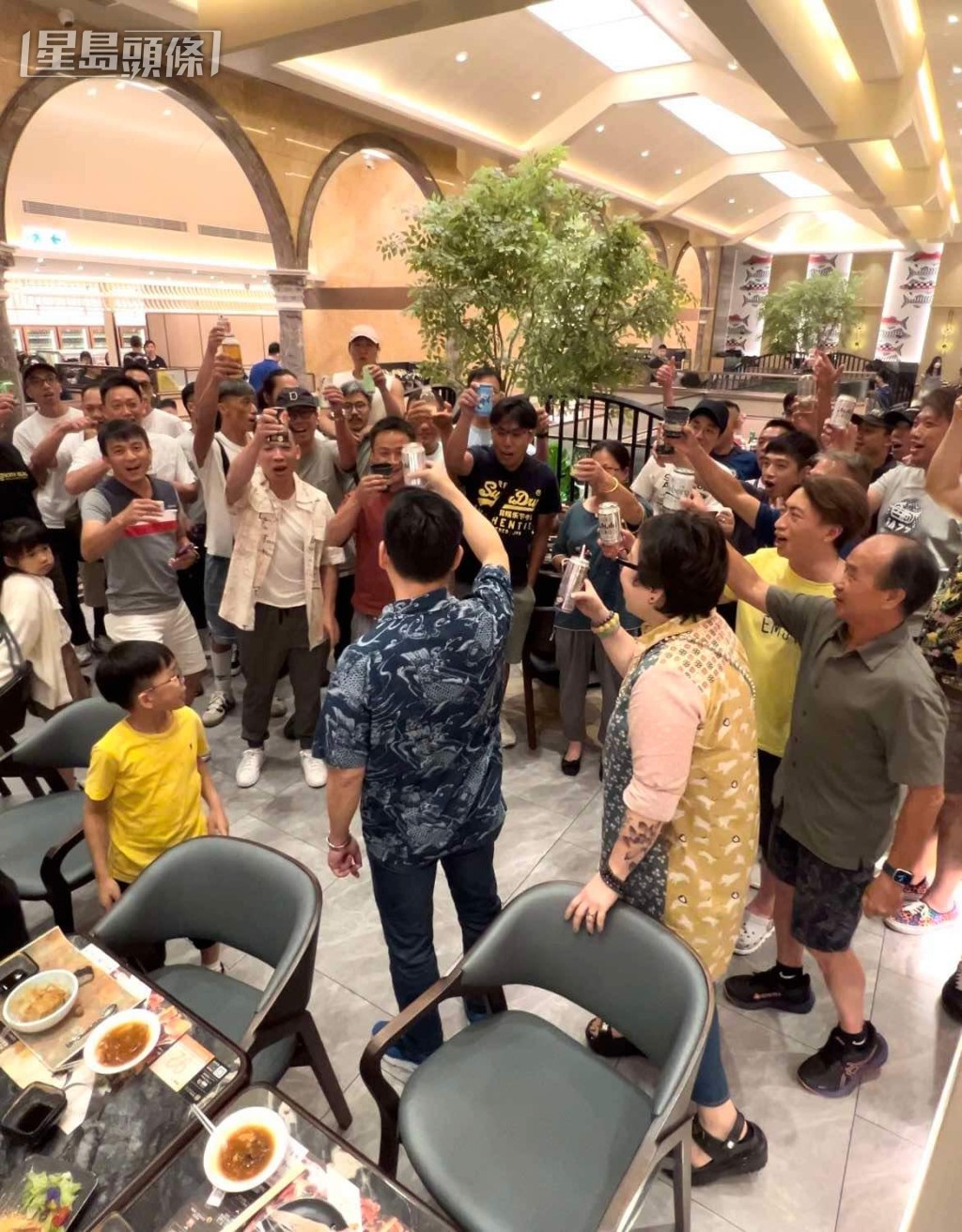 全哥一向重视团队精神,马房成绩稳定,亦希望新季能够争取更佳的成绩。 全哥一向重视团队精神,马房成绩稳定,亦希望新季能够争取更佳的成绩。