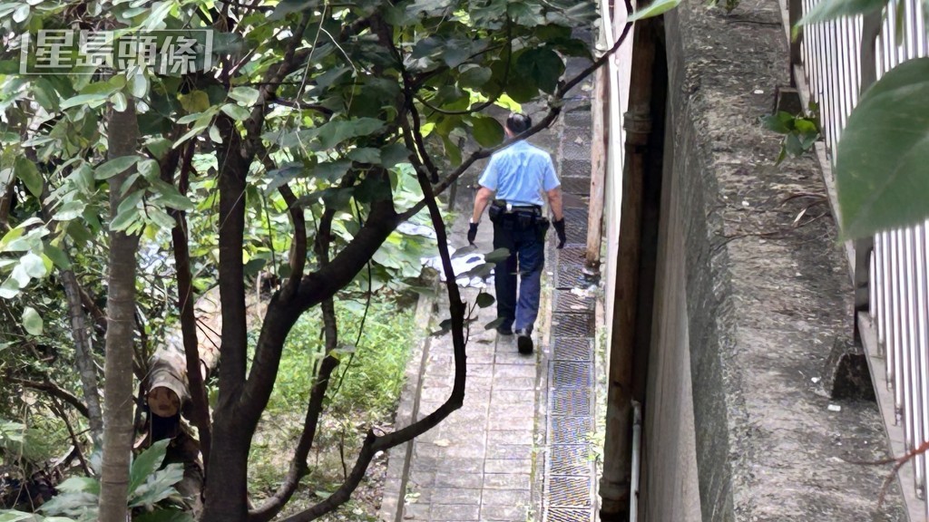 女子墮樓,跌至草叢死亡。 女子墮樓,跌至草叢死亡。