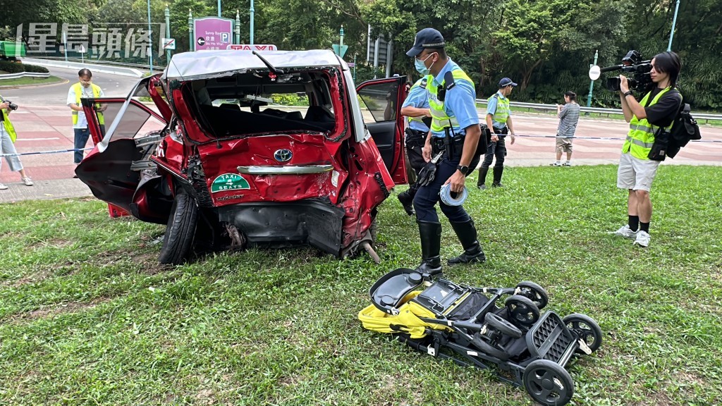 其中一輛的士車尾損毀,當時載客並有BB車。劉漢權攝 其中一輛的士車尾損毀,當時載客並有BB車。劉漢權攝