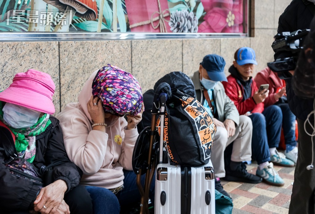 「吸牌」需求上升，金鐘牌照事務處外近日出現通宵排隊現象。