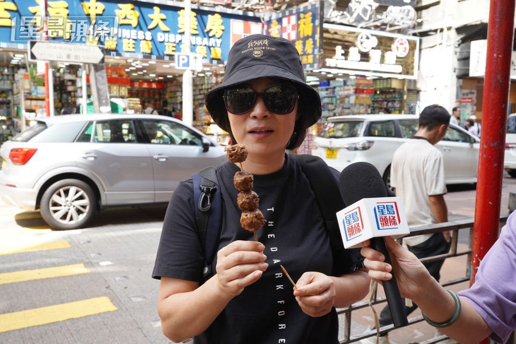 張小姐花了20元買一串四粒的黑椒牛丸，直言香港消費好貴。葉偉豪攝