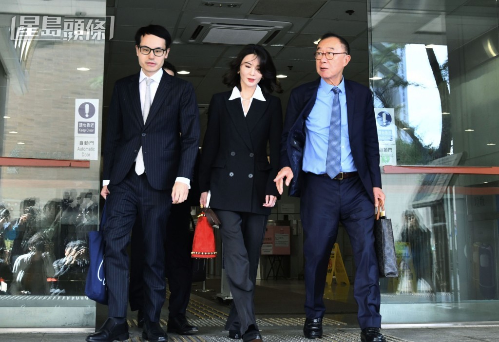 裕美與代表林作的資深大狀清洪。盧江球攝 裕美與代表林作的資深大狀清洪。盧江球攝