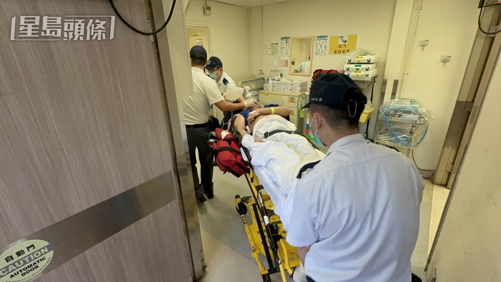 涉事父親由救護員送院治理。梁國峰攝 涉事父親由救護員送院治理。梁國峰攝