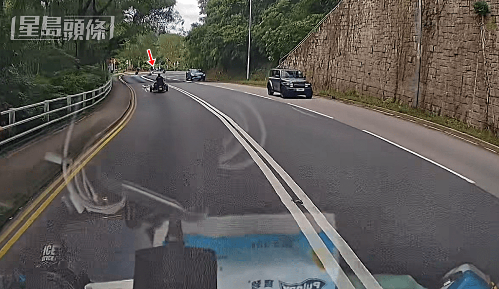 逆線電單車翻側衝過對面線。fb：車cam L（香港群組）