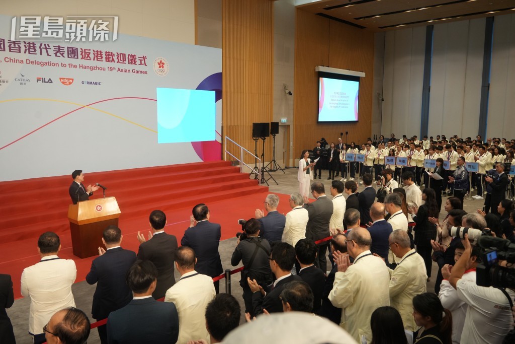 李家超在会上表扬得奖港队运动员。吴艳玲摄