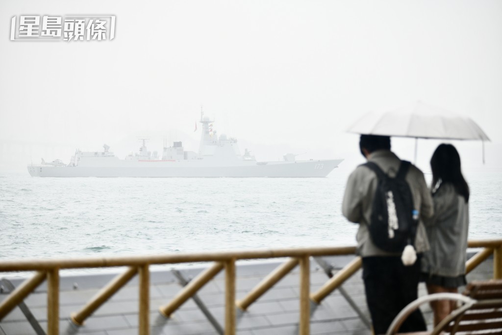 市民在岸邊觀看海南艦和長沙艦抵港情況。盧江球攝