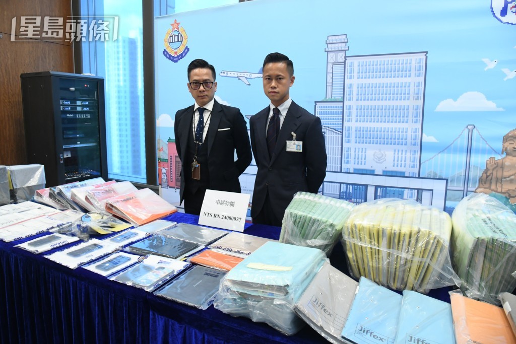 警方展示大批證物。何健勇攝