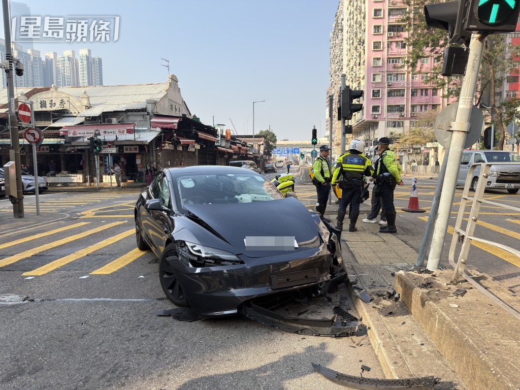 Tesla在油麻地果欄對開窩打老道失事。梁國峰攝 Tesla在油麻地果欄對開窩打老道失事。梁國峰攝
