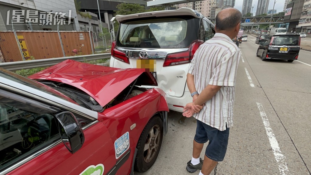 最尾之的士撞至車頭蓋摺起。