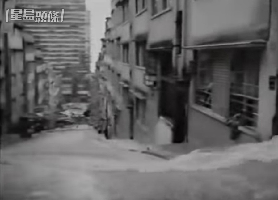 1966年暴雨成災,洪水山上沿明園西街湧下。香港政府暴雨紀錄片截圖 1966年暴雨成災,洪水山上沿明園西街湧下。香港政府暴雨紀錄片截圖