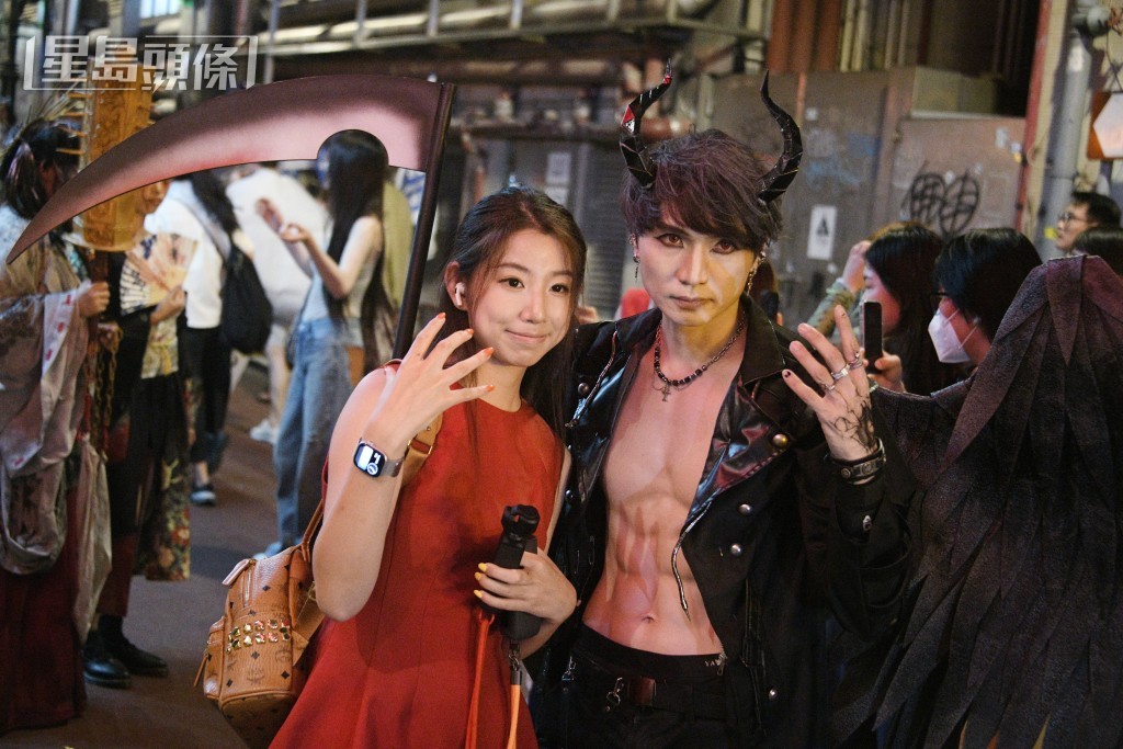 中環蘭桂坊大批市民遊客「扮鬼扮馬」。 中環蘭桂坊大批市民遊客「扮鬼扮馬」。