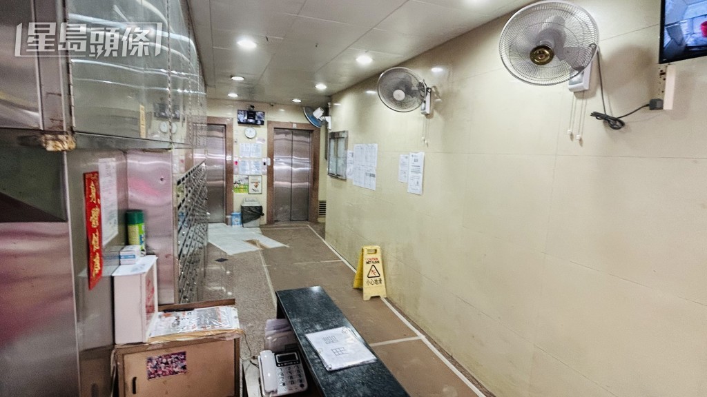 地下的保安櫃台。 地下的保安櫃台。