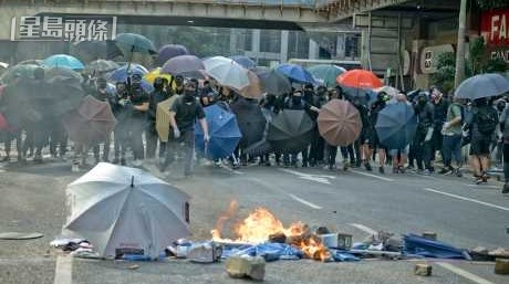 案發日示威者佔據中環畢打街與德輔道中十字路口，並將路障燃起火堆。資料圖片