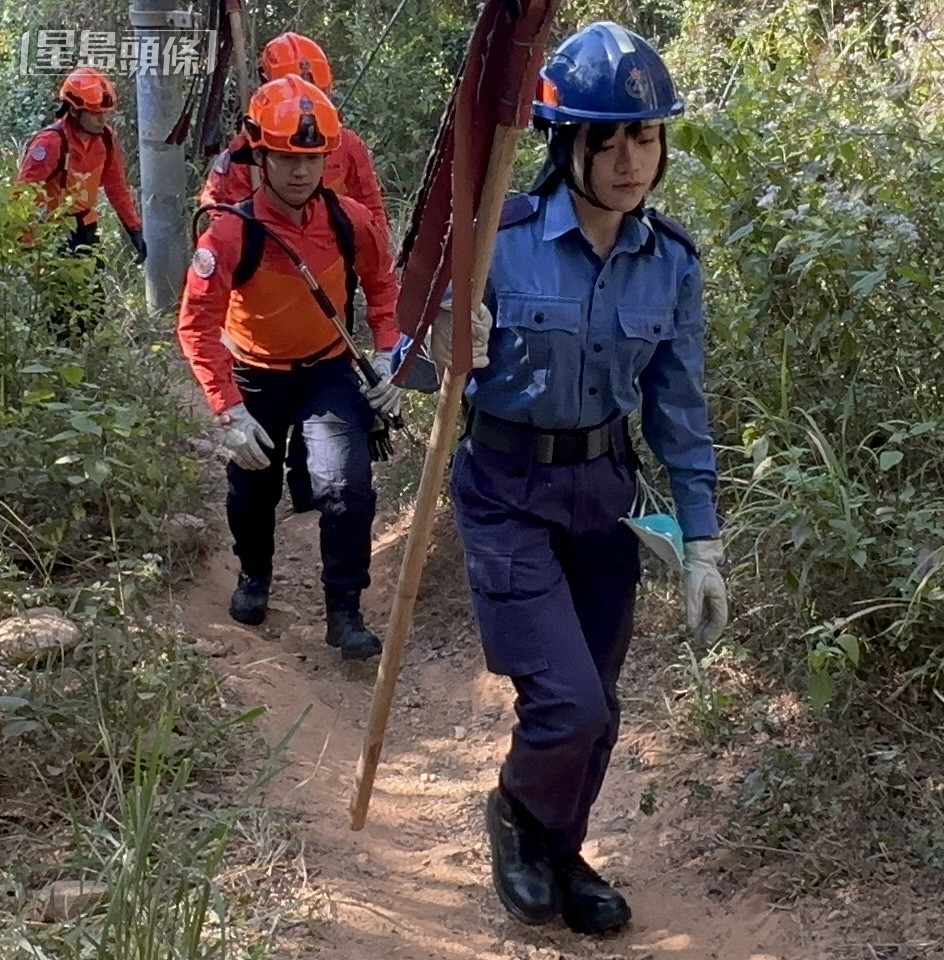 人員帶備滅火工具上山。