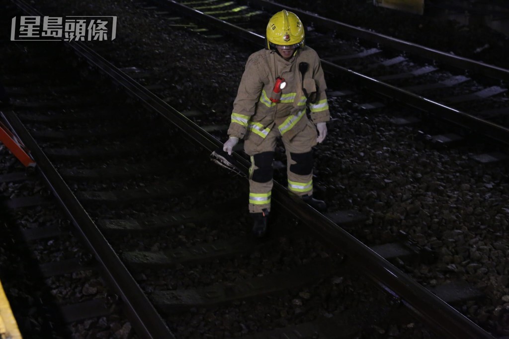 消防員在路軌上檢查。黎志偉攝 消防員在路軌上檢查。黎志偉攝