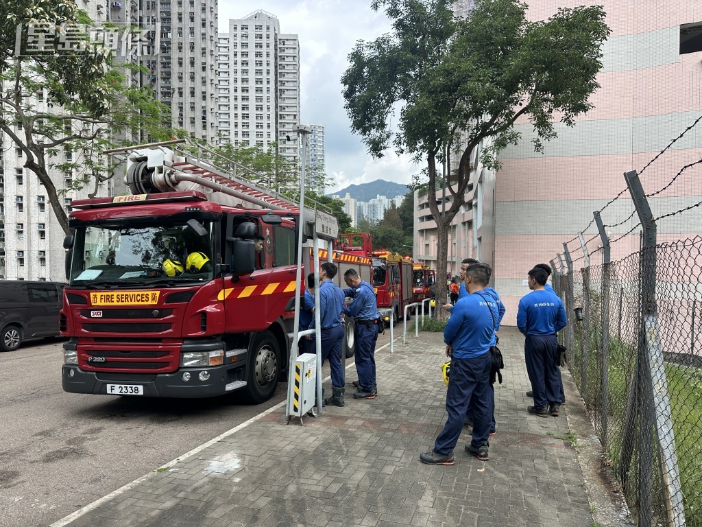搜救隊伍車輛停泊於牛池灣豐盛街海港花園附近。梁國峰攝 搜救隊伍車輛停泊於牛池灣豐盛街海港花園附近。梁國峰攝