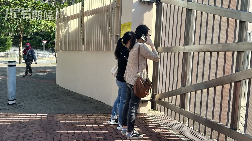 家長趕到學校。劉漢權攝