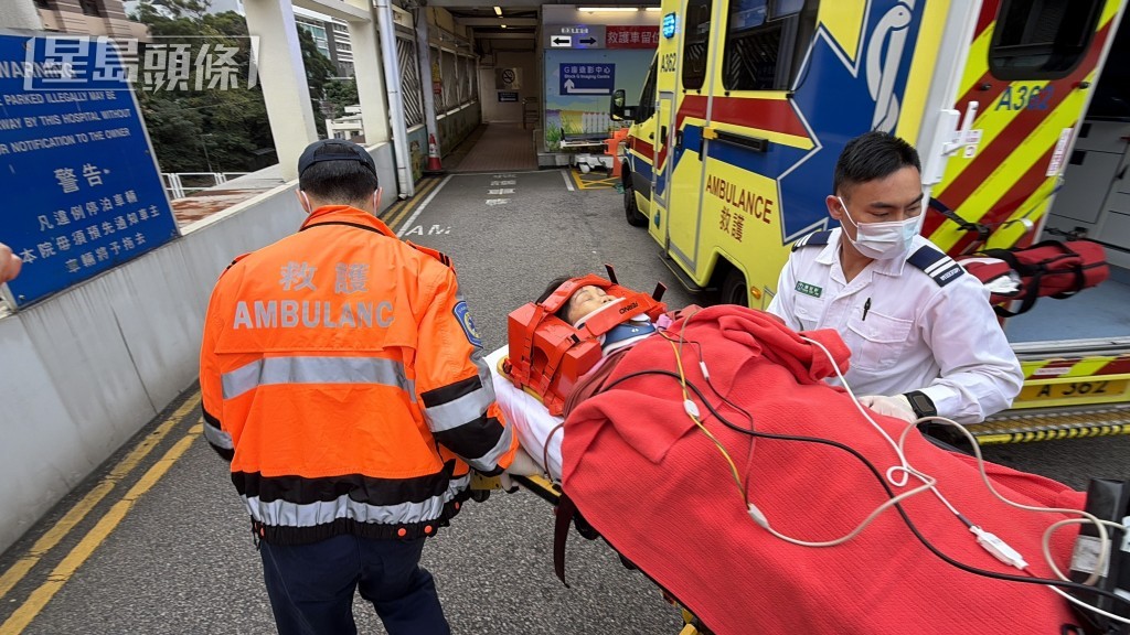 昏迷女伤者由救护员送院。