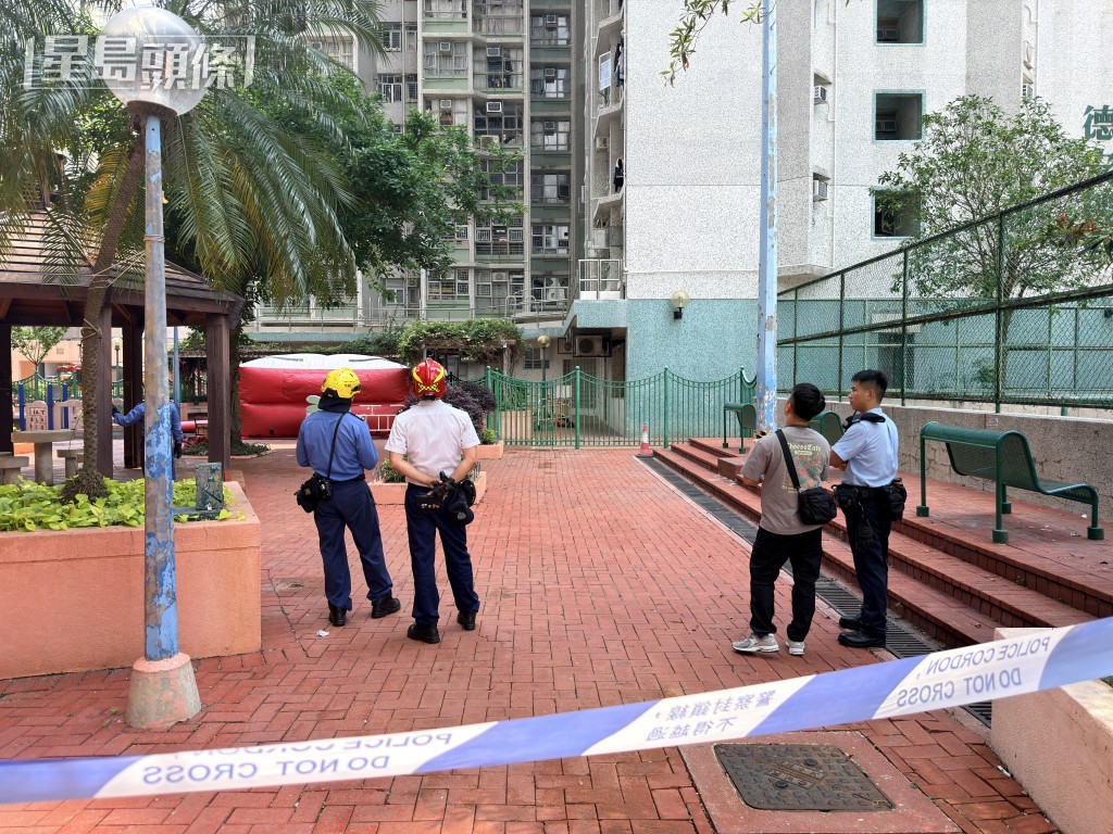 消防員在樓下張開救生氣墊戒備。