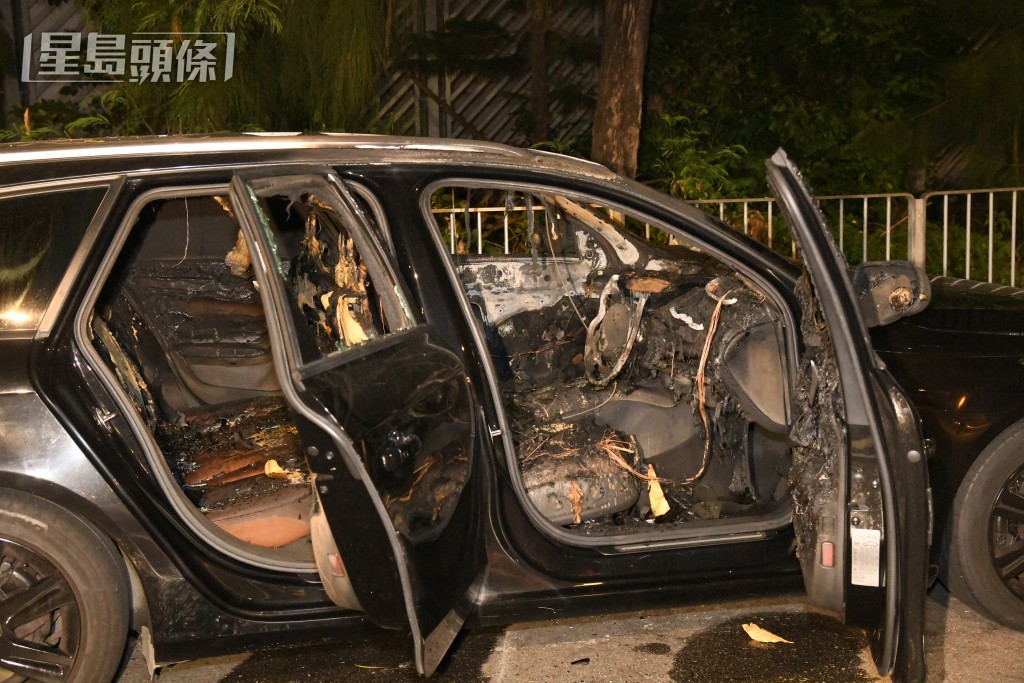 私家車的車廂嚴重焚毀。 私家車的車廂嚴重焚毀。