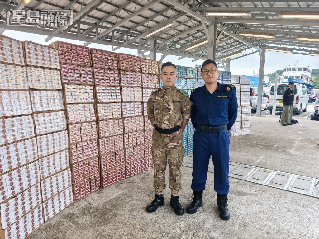 水警总区特遣队高级督察伍俊豪（左）及香港海关海域调查组高级督察林兆烽。