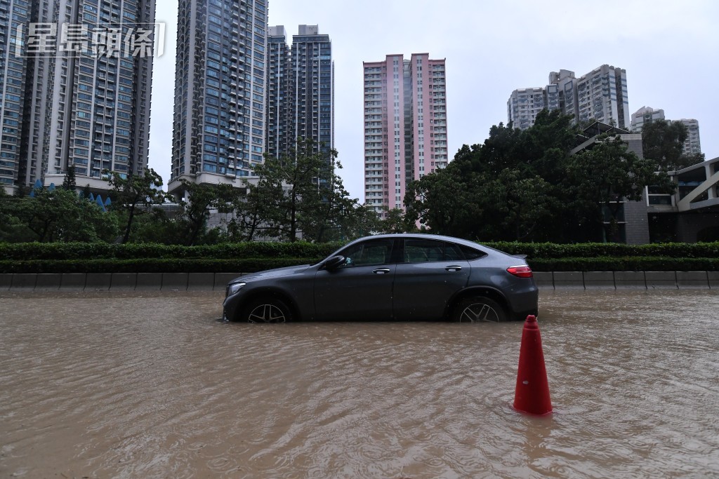 本港多處有汽車拋錨死火。 本港多處有汽車拋錨死火。