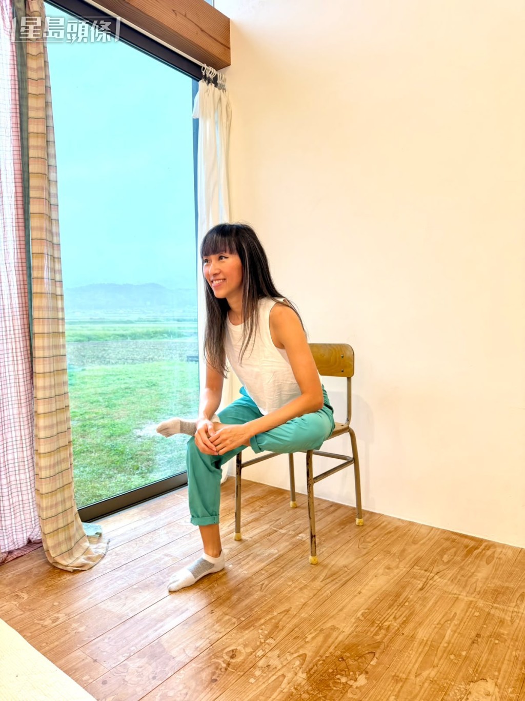 動作1 椅上梨狀肌伸展：呼氣時從髖部向前傾，直至左邊髖部有拉扯感。（圖片由受訪者提供）