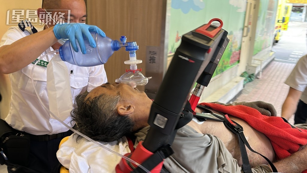 工人昏迷由救護車送院。劉漢權攝 工人昏迷由救護車送院。劉漢權攝