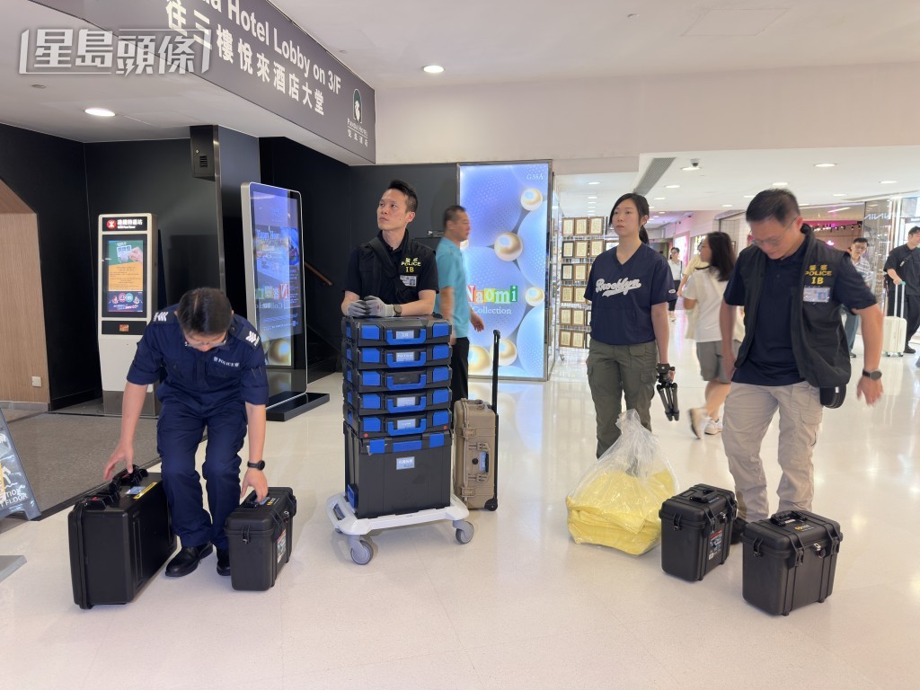 鑑證科人員到酒店現場調查。梁國峰攝 鑑證科人員到酒店現場調查。梁國峰攝
