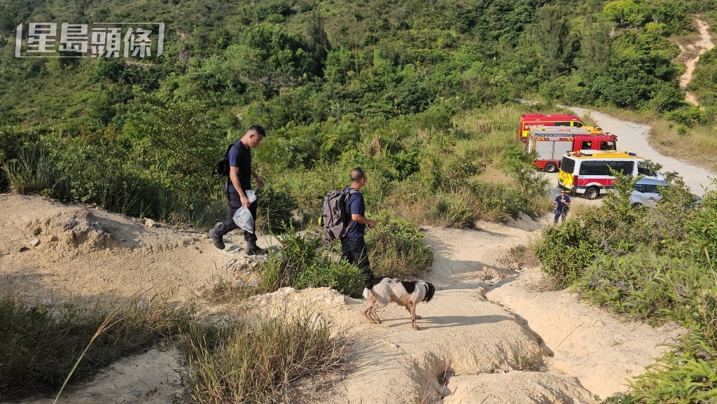 警方派出氣味鑑別搜索犬。徐裕民攝