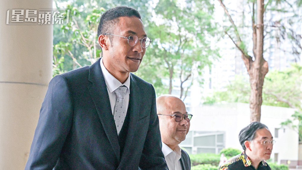 被告霍斌仁(左一)。何家豪攝 被告霍斌仁(左一)。何家豪攝