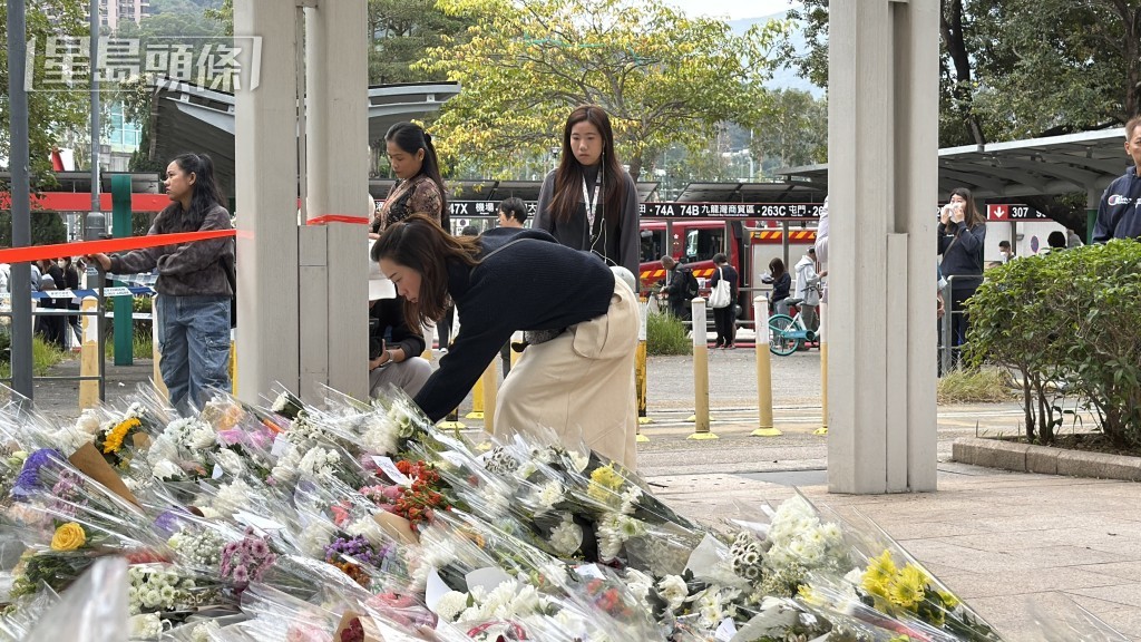 大批市民向死難者獻花。 大批市民向死難者獻花。