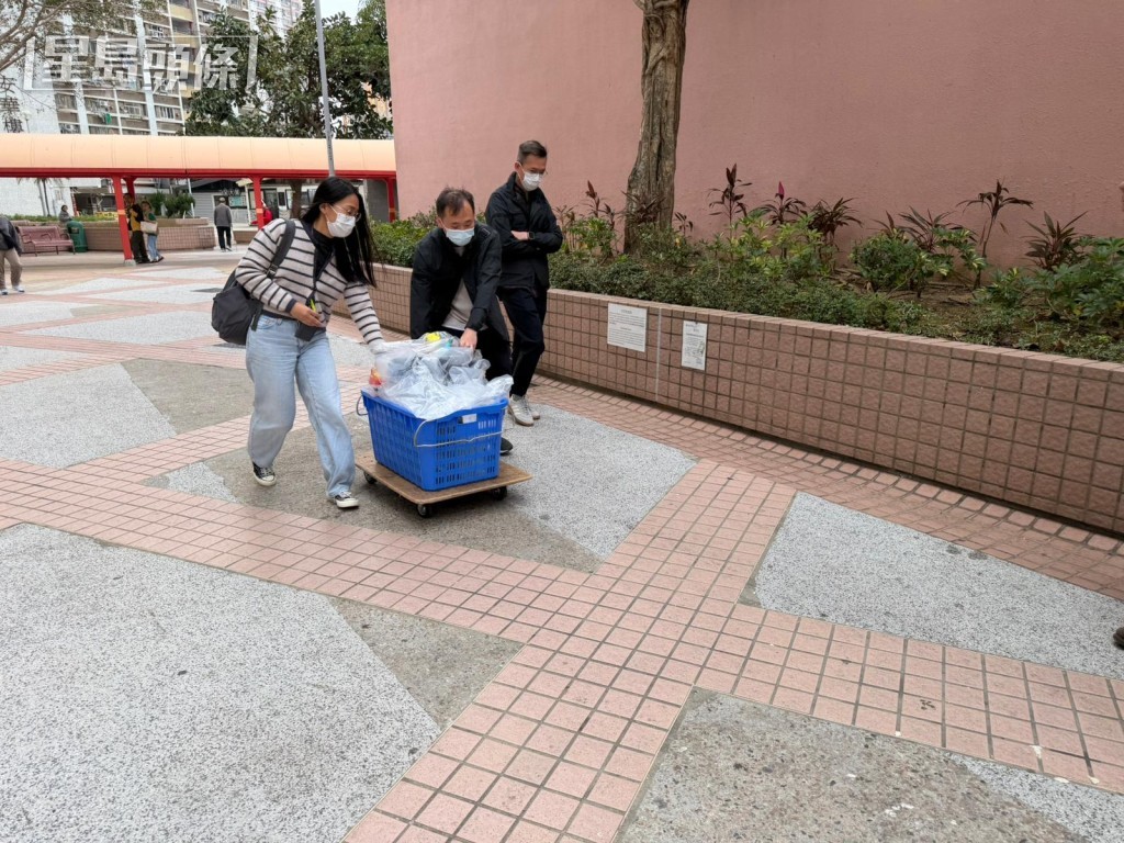 警員在單位內帶走證物。