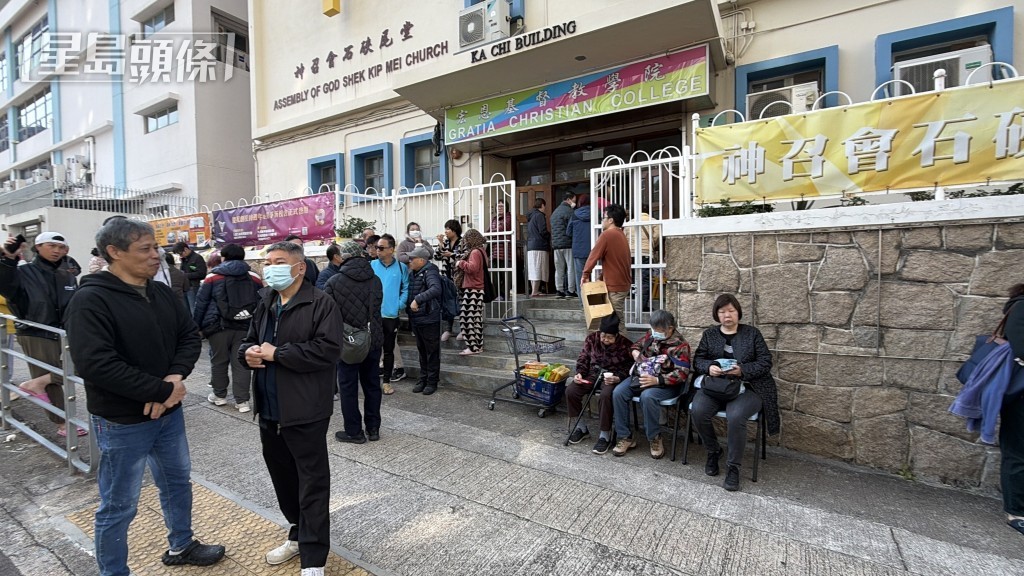 附近學校一度開放供居民休息。 附近學校一度開放供居民休息。