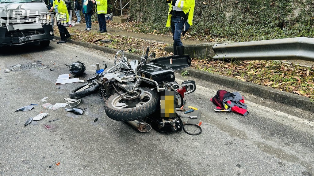 電單車損毀，現場遺下頭盔。蔡楚輝攝