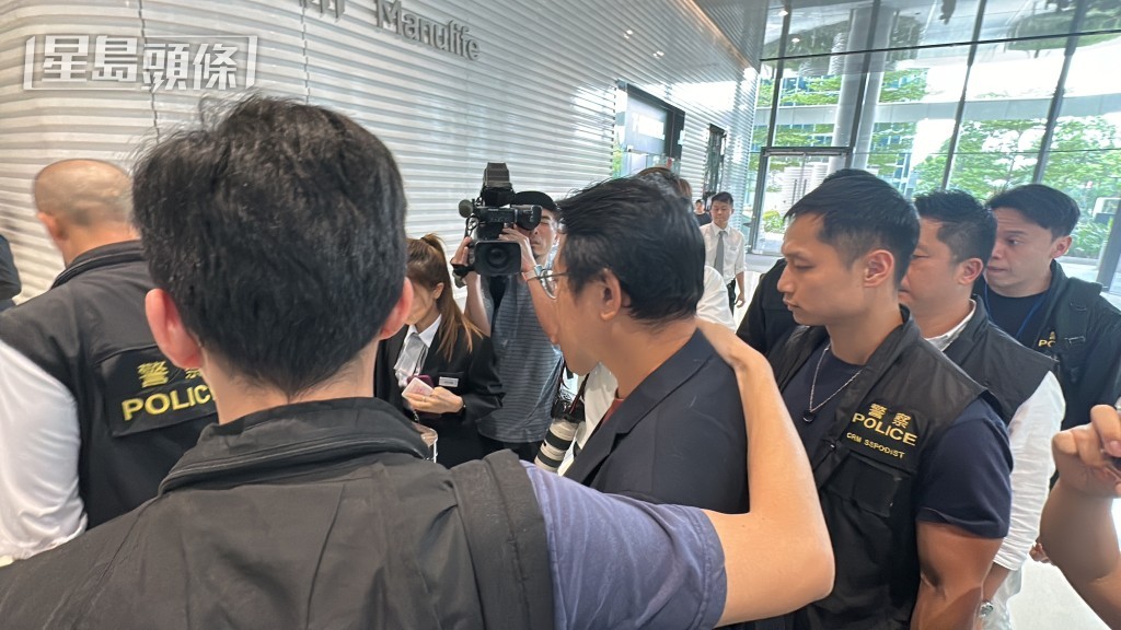 朱江瑋被帶往宏利廣場搜證。梁國峰攝 朱江瑋被帶往宏利廣場搜證。梁國峰攝
