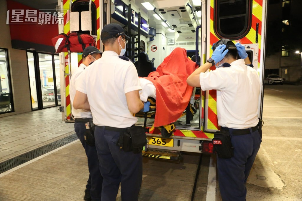 兩名事主在大埔一酒吧內消遣時被斬傷,由救護車送院治理。黎志偉攝黎志偉攝 兩名事主在大埔一酒吧內消遣時被斬傷,由救護車送院治理。黎志偉攝黎志偉攝