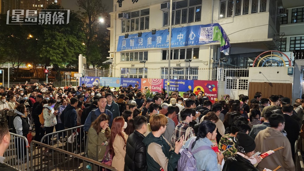 大批市民排隊入廟。黎志偉攝 大批市民排隊入廟。黎志偉攝