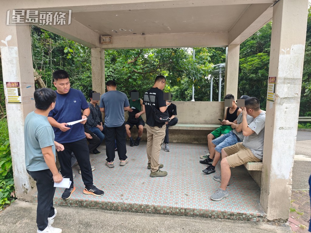 警方將8人帶返警署調查。 警方將8人帶返警署調查。