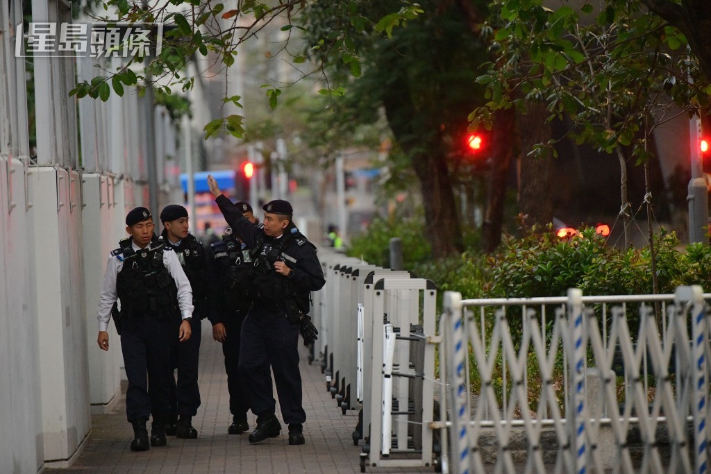 今早警方明顯較早前數日加強保安。歐樂年攝 今早警方明顯較早前數日加強保安。歐樂年攝