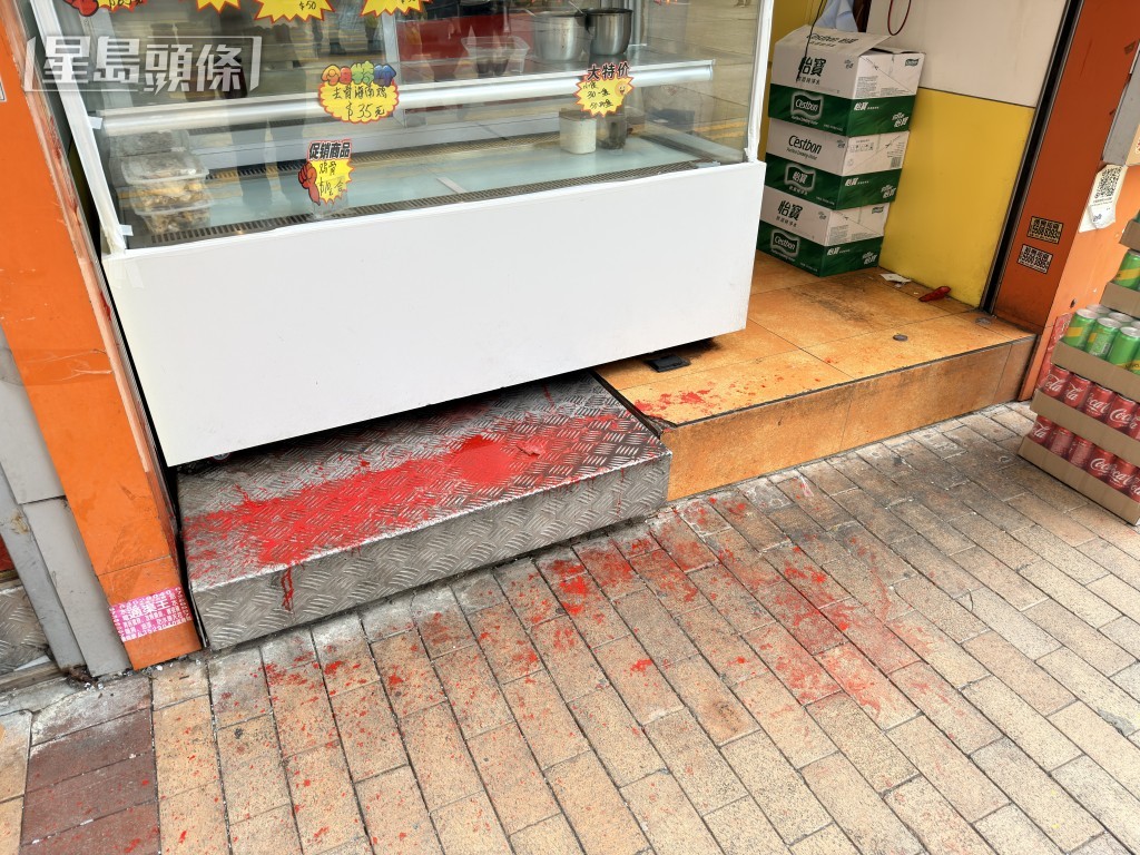 手撕雞店遭淋紅油。梁國峰攝