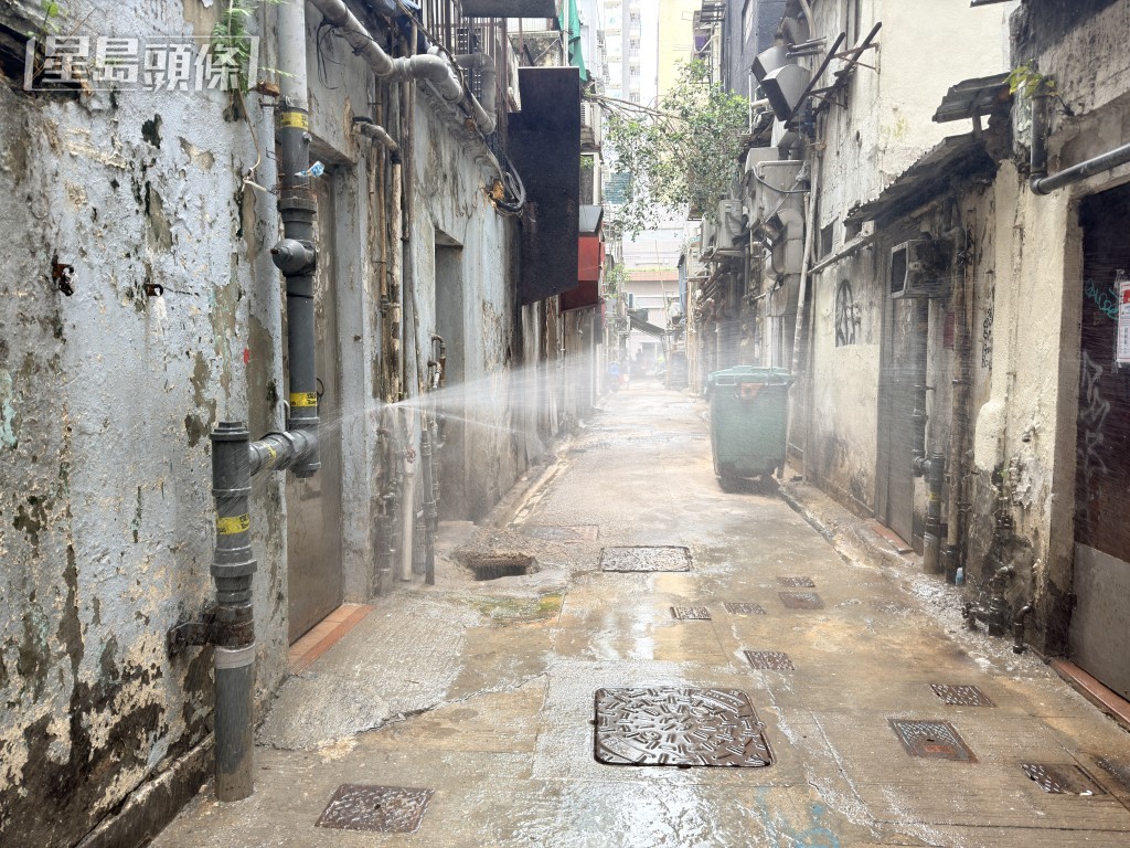 附近西貢街與吳松街的後巷，亦有多處水喉被鋸開噴出水柱。