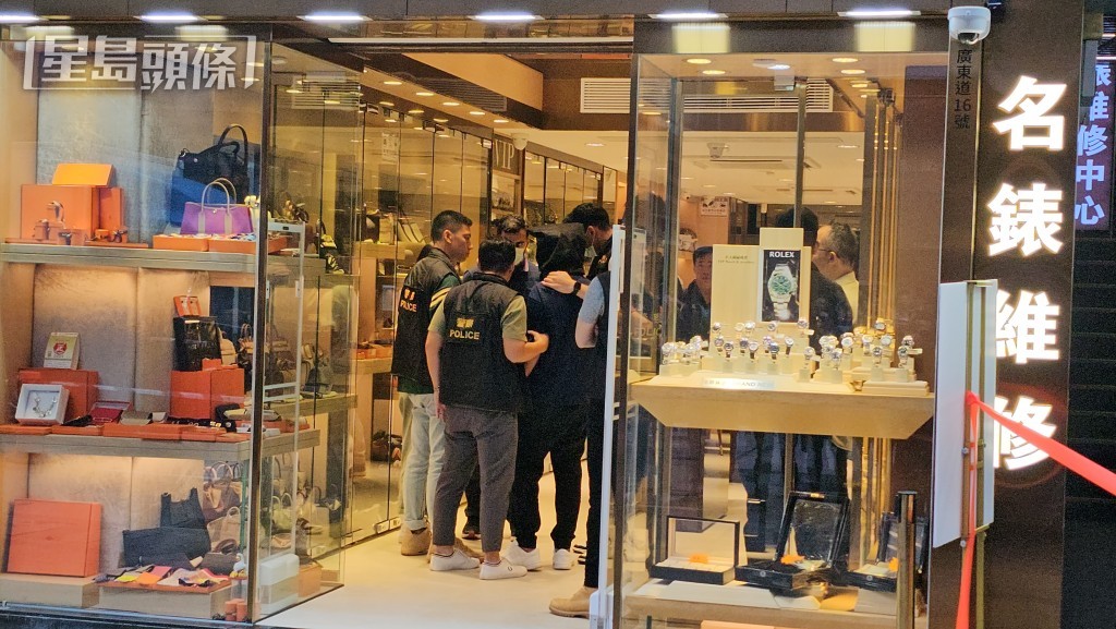 警方押解疑犯返回現場重組案情。