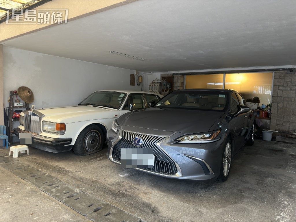 屋內車房泊有勞斯萊斯。梁國峰攝