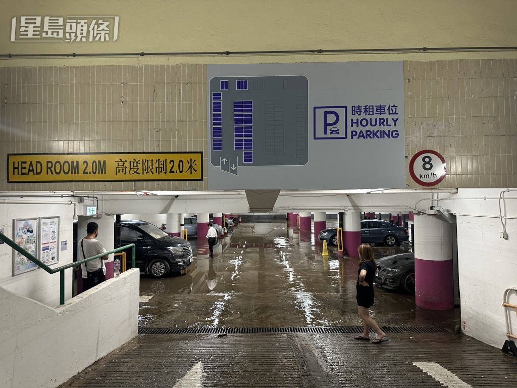 有車主到場表現無奈。梁國峰攝 有車主到場表現無奈。梁國峰攝