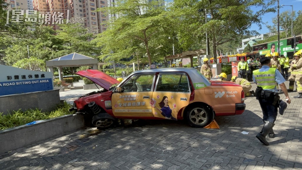 的士剷上行人路撞倒2女途人,其中一人死亡。 的士剷上行人路撞倒2女途人,其中一人死亡。