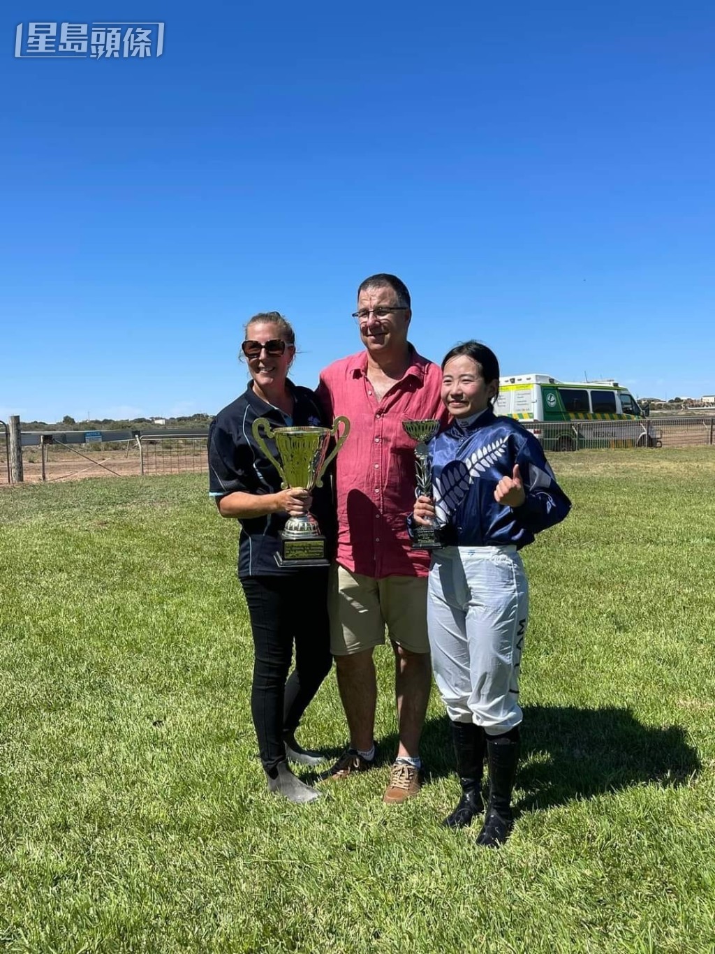 林霖前日(三月廿三日)在Streaky Bay馬場上陣,得五匹坐騎的情況下,大演帽子戲法。 林霖前日(三月廿三日)在Streaky Bay馬場上陣,得五匹坐騎的情況下,大演帽子戲法。